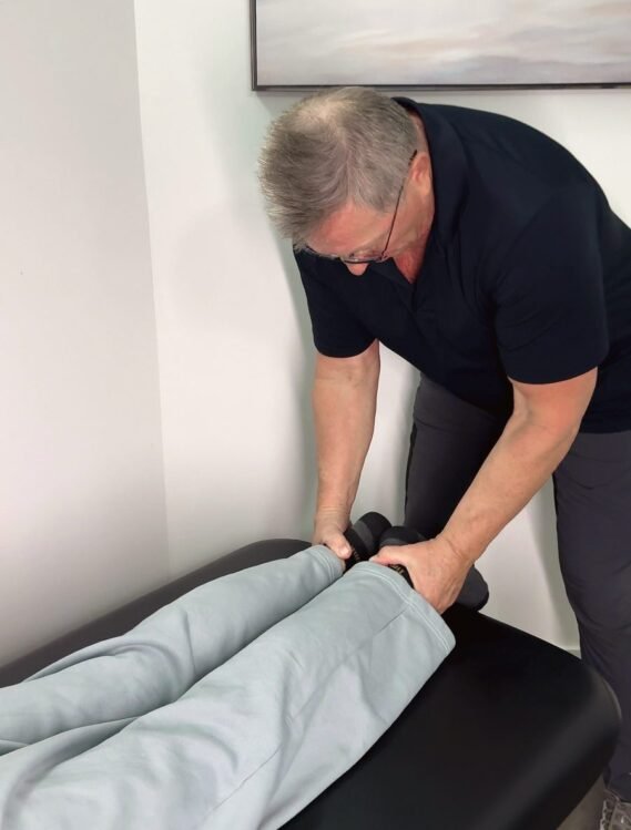 Manual osteopathy treatment on the table at ERA