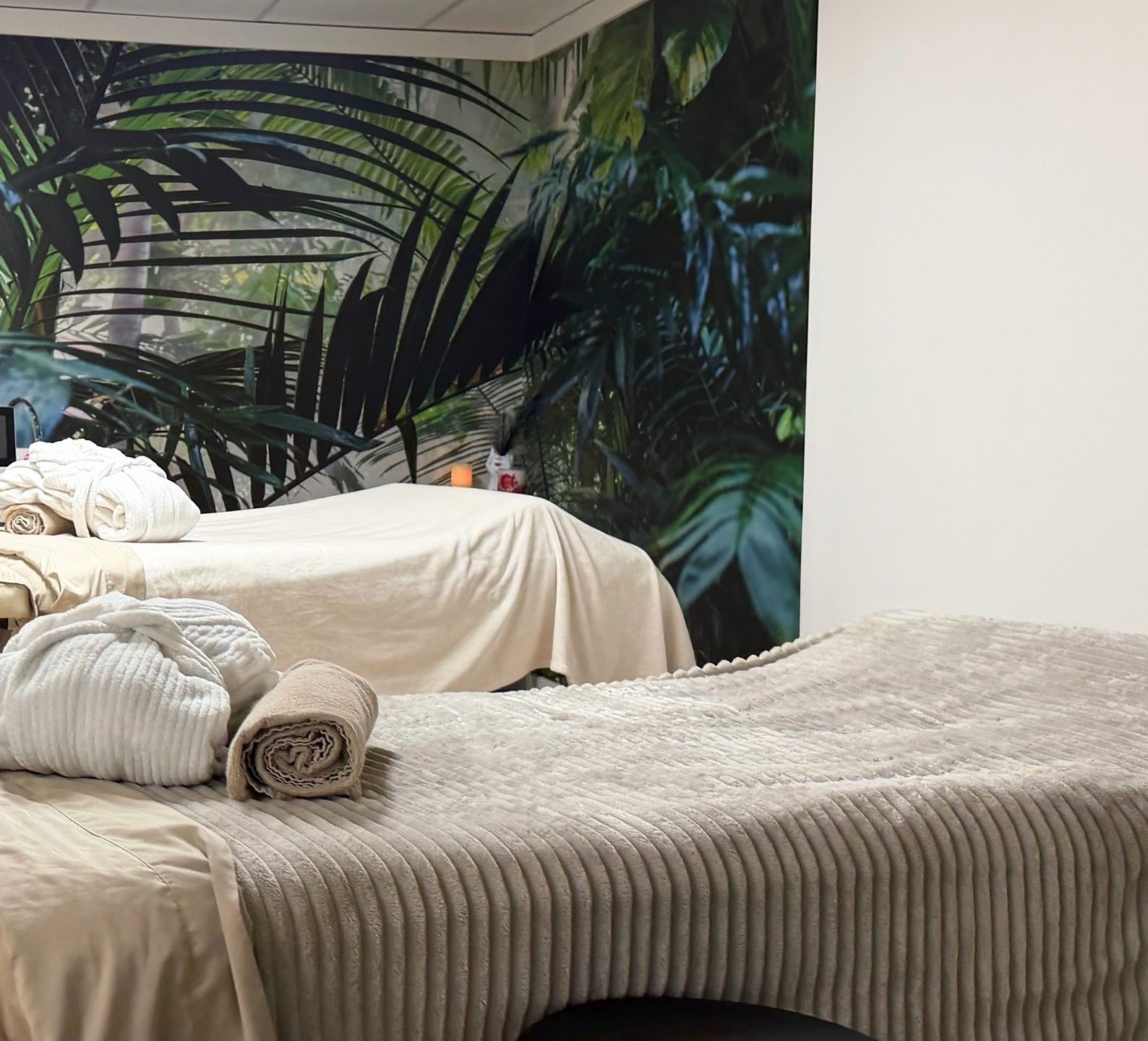 Massage room with a tropical wall mural