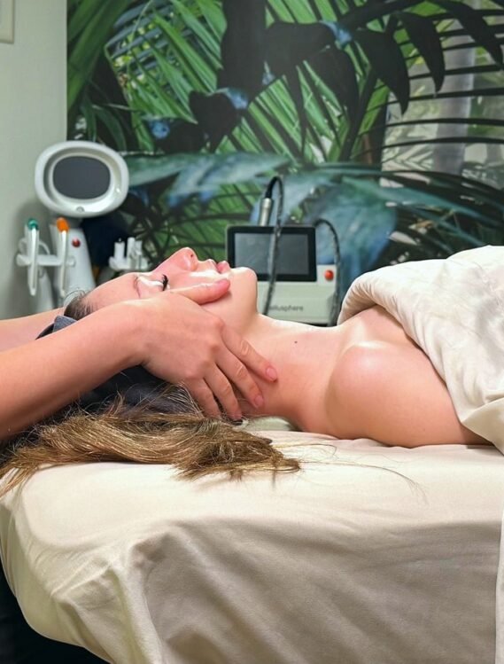 Relaxation massage with an express facial at ERA